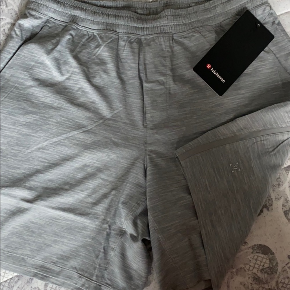 Lululemon men’s pacebreaker shorts 7”
